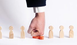 Босс бьет красного работника Наказание и отставка персоны от работы Давление и дискриминация работников Нарушение o стоковое изображение Босс бьет красного работника Наказание и отставка персоны от работы Давление и дискриминация работников Нарушение o стоковое изображение