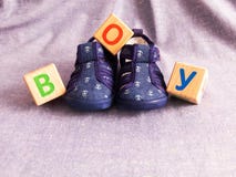 Ботинки и деревянные кубы детей стоковая фотография Ботинки и деревянные кубы детей стоковая фотография