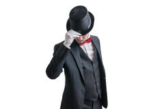Бравые волшебник или illusionist в костюме принимают его шляпу белизна изолированная предпосылкой стоковые фото Бравые волшебник или illusionist в костюме принимают его шляпу белизна изолированная предпосылкой стоковые фото