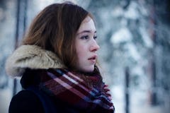 Браун-с волосами девушка в лесе зимы румяном от холода стоковые изображения Браун-с волосами девушка в лесе зимы румяном от холода стоковые изображения