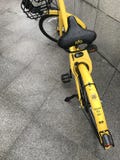 бренд ` ofo ` bicycles автостоянка на идя улице перед парком Merlion, Сингапуром стоковые фото бренд ` ofo ` bicycles автостоянка на идя улице перед парком Merlion, Сингапуром стоковые фото
