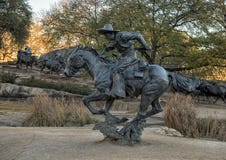 Бронзовый ковбой верхом в пионерской площади, Далласе, Техасе стоковая фотография Бронзовый ковбой верхом в пионерской площади, Далласе, Техасе стоковая фотография