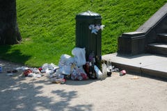 Брюссель, Бельгия - 21-ое апреля 2018: Публика переполнять trashcan на солнечный день на парке Cambre Ла стоковая фотография rf Брюссель, Бельгия - 21-ое апреля 2018: Публика переполнять trashcan на солнечный день на парке Cambre Ла стоковая фотография rf