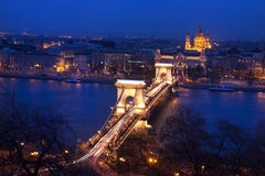 Будапешт столица Венгрии пересекла Дунаем стоковая фотография rf Будапешт столица Венгрии пересекла Дунаем стоковая фотография rf