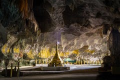 Буддийская пагода на пещере греха Sadan минимальной Hpa-An, Мьянма (Бирма) стоковые фото Буддийская пагода на пещере греха Sadan минимальной Hpa-An, Мьянма (Бирма) стоковые фото