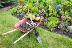 Будучи деланным работа сада благоустраивающ flowerbed Стоковое Изображение RF Будучи деланным работа сада благоустраивающ flowerbed Стоковое Изображение RF