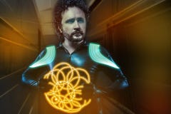 Будущий воин, костюм латекса ратника и футуристическое оружие, апельсин стоковая фотография Будущий воин, костюм латекса ратника и футуристическое оружие, апельсин стоковая фотография
