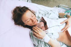 Будьте матерью держать ее newborn младенца после работы в больнице стоковые изображения rf Будьте матерью держать ее newborn младенца после работы в больнице стоковые изображения rf