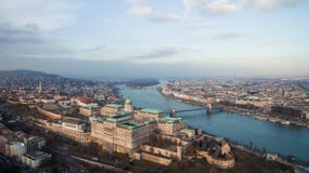 Будапешт, Венгрия - воздушный взгляд горизонта замка Buda с мостом Szechenyi цепным и Дунай Трутень над Будапештом стоковое фото rf Будапешт, Венгрия - воздушный взгляд горизонта замка Buda с мостом Szechenyi цепным и Дунай Трутень над Будапештом стоковое фото rf