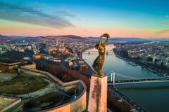 Будапешт, Венгрия - воздушный взгляд горизонта статуи свободы с дворцом замка Buda королевским стоковое фото rf Будапешт, Венгрия - воздушный взгляд горизонта статуи свободы с дворцом замка Buda королевским стоковое фото rf