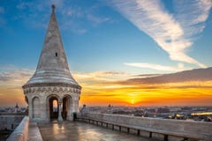 Будапешт, Венгрия - красивый восход солнца на бастионе рыболова с взглядом горизонта Будапешта стоковая фотография Будапешт, Венгрия - красивый восход солнца на бастионе рыболова с взглядом горизонта Будапешта стоковая фотография