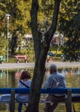Будапешт, Венгрия, 13-ое сентября 2019 - пожилая пара наслаждаясь днем перед озером на парке varolisget стоковые фотографии rf Будапешт, Венгрия, 13-ое сентября 2019 - пожилая пара наслаждаясь днем перед озером на парке varolisget стоковые фотографии rf