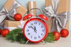 Будильник, ветви ели и подарки на таблице christmas countdown стоковые изображения rf Будильник, ветви ели и подарки на таблице christmas countdown стоковые изображения rf