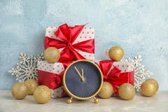 Будильник, подарки и украшения на таблице christmas countdown стоковая фотография Будильник, подарки и украшения на таблице christmas countdown стоковая фотография
