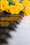 Букет желтых роз на рояле Музыкальная концепция ( r стоковые фото Букет желтых роз на рояле Музыкальная концепция ( r стоковые фото