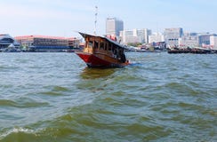 Буксир в Chao Реке Phraya Бангкоке, Таиланде стоковые фото Буксир в Chao Реке Phraya Бангкоке, Таиланде стоковые фото