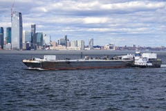 Буксир нажимая гавань Нью-Йорка баржи внутри стоковые фото Буксир нажимая гавань Нью-Йорка баржи внутри стоковые фото