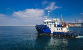 Буксировать корабль в открытом море, голубое плавание буксира на море стоковое фото Буксировать корабль в открытом море, голубое плавание буксира на море стоковое фото