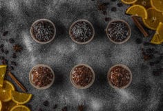 Булочки и апельсины для десерта Серая предпосылка от напудренного сахара r стоковая фотография rf Булочки и апельсины для десерта Серая предпосылка от напудренного сахара r стоковая фотография rf