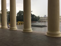 Бульвар независимости в Минске от здания театра со столбцами стоковые изображения Бульвар независимости в Минске от здания театра со столбцами стоковые изображения