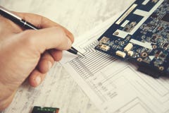 Бумага руки человека с процессором компьютера стоковые изображения Бумага руки человека с процессором компьютера стоковые изображения