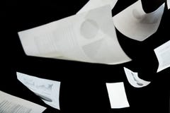 Бумаги дела падая вниз над черной предпосылкой стоковые изображения rf Бумаги дела падая вниз над черной предпосылкой стоковые изображения rf