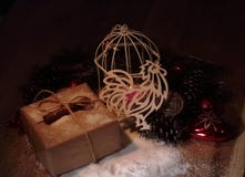 Бумажные петушок и коробка с подарками на предпосылке рождества стоковые фото Бумажные петушок и коробка с подарками на предпосылке рождества стоковые фото