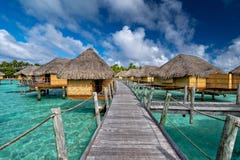 Бунгало overwater курорта рая полинезии стоковые изображения Бунгало overwater курорта рая полинезии стоковые изображения