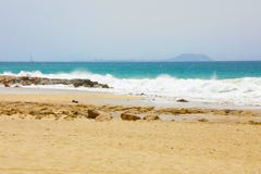Бурное море в las Cucharas Playa с островом на предпосылке, Костой Teguise Фуэртевентуры, Лансароте стоковая фотография rf Бурное море в las Cucharas Playa с островом на предпосылке, Костой Teguise Фуэртевентуры, Лансароте стоковая фотография rf