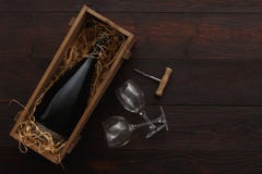 Бутылка красного вина, стекла, штопор, плоское положение стоковые изображения Бутылка красного вина, стекла, штопор, плоское положение стоковые изображения