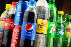 Бутылки сортированных глобальных лимонадов стоковое фото rf Бутылки сортированных глобальных лимонадов стоковое фото rf