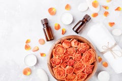 Бутылка эфирного масла, розовый цветок в шаре, полотенце и свечи на каменном взгляде столешницы Курорт, ароматерапия, здоровье, к стоковое фото rf Бутылка эфирного масла, розовый цветок в шаре, полотенце и свечи на каменном взгляде столешницы Курорт, ароматерапия, здоровье, к стоковое фото rf