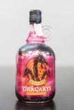 Бутылка яркого розового алкогольного напитка вызвала Dracarys воодушевленный игрой телесериала тронов стоковые фотографии rf Бутылка яркого розового алкогольного напитка вызвала Dracarys воодушевленный игрой телесериала тронов стоковые фотографии rf