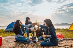 Бутылки clink партии женщин разнообразия наслаждаются расположиться лагерем стоковые фото Бутылки clink партии женщин разнообразия наслаждаются расположиться лагерем стоковые фото
