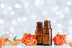Бутылки эфирного масла с розовыми цветками на белой таблице с влиянием bokeh Курорт, ароматерапия, здоровье, предпосылка красоты стоковое изображение Бутылки эфирного масла с розовыми цветками на белой таблице с влиянием bokeh Курорт, ароматерапия, здоровье, предпосылка красоты стоковое изображение