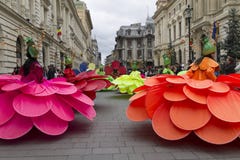 Бухарест, Румыния - 30-ое мая 2014: Женские танцоры в экзотических красочных костюмах масленицы представляют гигантскую выставку стоковая фотография rf Бухарест, Румыния - 30-ое мая 2014: Женские танцоры в экзотических красочных костюмах масленицы представляют гигантскую выставку стоковая фотография rf