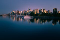 Былинный взгляд горизонта ` s Ванкувера от парка Стэнли стоковое фото Былинный взгляд горизонта ` s Ванкувера от парка Стэнли стоковое фото