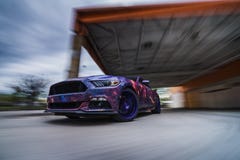 Быстрый американский автомобиль мышцы в движении стоковое изображение Быстрый американский автомобиль мышцы в движении стоковое изображение