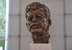 Бюст Джона Ф. Кеннеди Робертом Berks в мемориале Кеннеди разбивочном от округа Колумбия США Вашингтона Стоковая Фотография RF Бюст Джона Ф. Кеннеди Робертом Berks в мемориале Кеннеди разбивочном от округа Колумбия США Вашингтона Стоковая Фотография RF