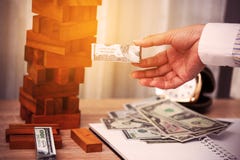 владение домашнего ключа принципиальной схемы дела золотистое достигая небо к Планированиe бизнеса инвестором Современные капитал Стоковые Изображения владение домашнего ключа принципиальной схемы дела золотистое достигая небо к Планированиe бизнеса инвестором Современные капитал Стоковые Изображения
