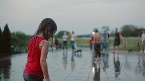 Влажная маленькая девочка стоя играющ при вода, стоя на двигателе фонтана Счастливый ребенок имея потеху в горячем летнем дне видеоматериал Влажная маленькая девочка стоя играющ при вода, стоя на двигателе фонтана Счастливый ребенок имея потеху в горячем летнем дне видеоматериал