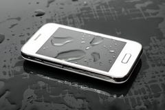 Влажный smartphone стоковое изображение rf Влажный smartphone стоковое изображение rf
