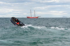 В бурном море - Кодьяк возвращающ в базу, Свальбард стоковое изображение В бурном море - Кодьяк возвращающ в базу, Свальбард стоковое изображение