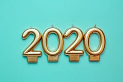 в форме Номер свечи формируя золотые номера на 2020 Новых Годов стоковая фотография rf в форме Номер свечи формируя золотые номера на 2020 Новых Годов стоковая фотография rf