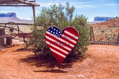 В форме сердц деревянный знак представляя американский флаг стоковые изображения rf В форме сердц деревянный знак представляя американский флаг стоковые изображения rf