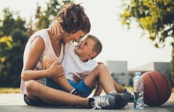 Важно потратить время с ребенком снаружи в игре стоковое изображение rf Важно потратить время с ребенком снаружи в игре стоковое изображение rf