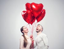 Валентайн дня s Счастливые радостные пары Портрет усмехаясь девушки красоты и ее красивого парня стоковое изображение Валентайн дня s Счастливые радостные пары Портрет усмехаясь девушки красоты и ее красивого парня стоковое изображение