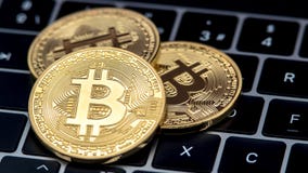 Валюта Bitcoin физического металла золотая на клавиатуре ноутбука btc стоковое фото Валюта Bitcoin физического металла золотая на клавиатуре ноутбука btc стоковое фото