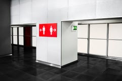 Ванная комната общественного места обслуживает знак индикации Navigat Toilette стоковая фотография Ванная комната общественного места обслуживает знак индикации Navigat Toilette стоковая фотография