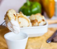 Вареники с картошками в cream соусе, зажаренными луками, украинцем стоковые изображения Вареники с картошками в cream соусе, зажаренными луками, украинцем стоковые изображения